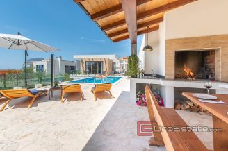 17 2025 45 Split area villa sea view for sale