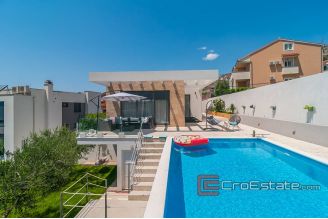 17 2025 45 Split area villa sea view for sale