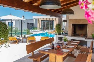 17 2025 45 Split area villa sea view for sale