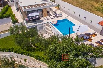 17 2025 45 Split area villa sea view for sale