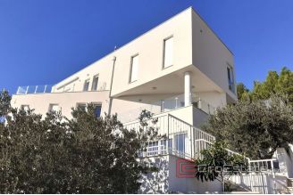 019 2021 248 near omis seafront villa with pool for sale