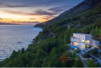 019 2021 248 near omis seafront villa with pool for sale