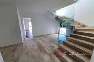 014 2018 148 split center two storey penthouse for sale