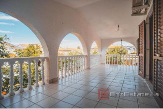 020 4998 30 island vir house with garden for sale