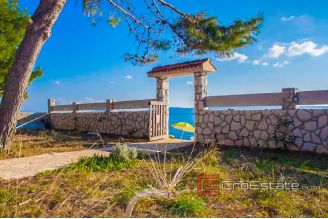 04 2022 297 Ciovo house sea front for sale
