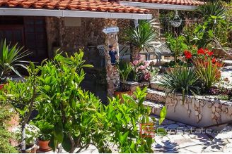 008 2021 258 Pag house sea front for sale