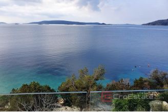 013 2018 155 island ciovo seafront house with pool for sale