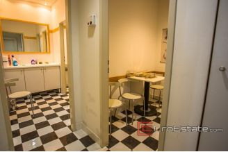 11 2019 78 Split business for sale