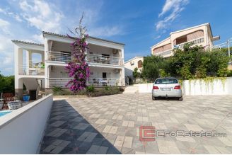 020 2022 194 rogoznica apartment house with swimming pool for sale
