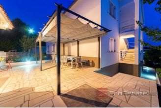 020 2022 194 rogoznica apartment house with swimming pool for sale