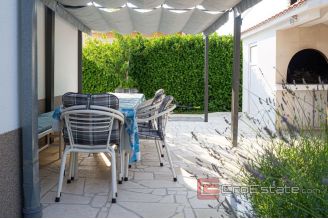 020 2022 194 rogoznica apartment house with swimming pool for sale