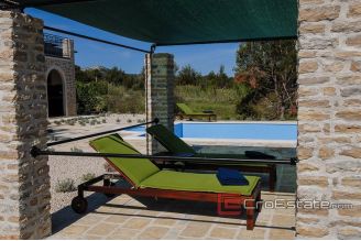 20 2014 148 Island stone house sea view for sale