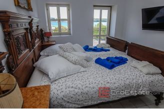 20 2014 148 Island stone house sea view for sale