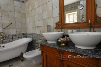 20 2014 148 Island stone house sea view for sale