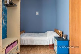 020 3734 30 island brac house in quiet area for sale