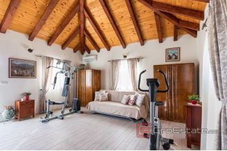 020 3734 30 island brac house in quiet area for sale