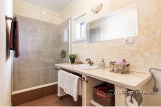 020 3734 30 island brac house in quiet area for sale