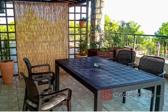 16 4951 30 Solta house sea view for sale