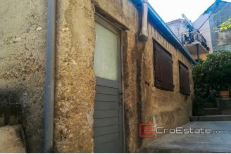 08 2018 103 Split center house for sale