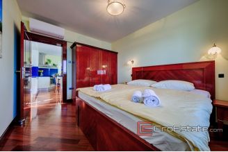 19 2011 81 Vis Villa seafront stone for sale