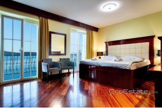 19 2011 81 Vis Villa seafront stone for sale