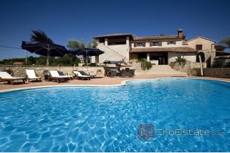 01 3438 30 Porec house for sale