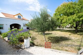 20 2016 110 Brac house garden sea view for sale