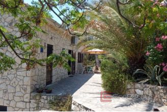 0019 2018 158 stone house with sea view Hvar for sale