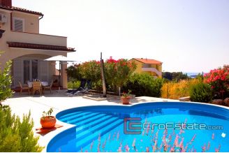 05 3640 30 Pula house swimming pool for sale