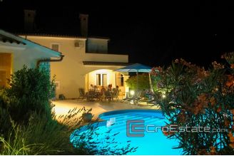 05 3640 30 Pula house swimming pool for sale