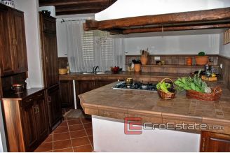05 3640 30 Pula house swimming pool for sale