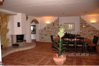 05 3640 30 Pula house swimming pool for sale