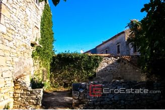 10 3637 30 Pula stone house for sale