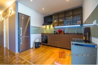 20 4863 30 Split apartment for rent1