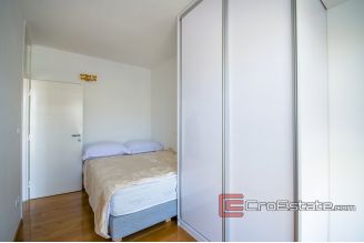 20 4863 30 Split apartment for rent1