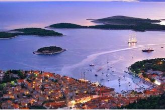 011 2016 447 apartment Hvar boardwalk for rent