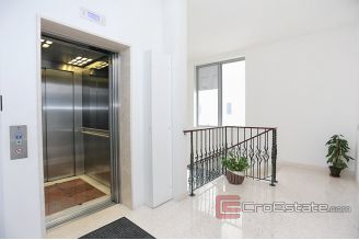 009 4988 30 Split business for rent