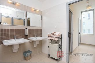 009 4988 30 Split business for rent