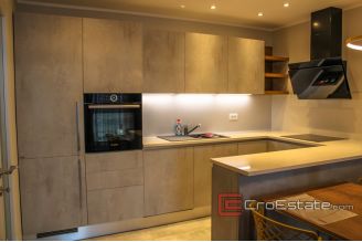 13 2024 70 Split apartment sea view for rent