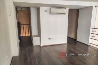 06 2024 87 Split center business for rent