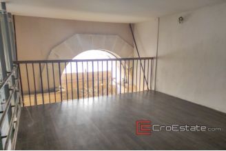 06 2024 87 Split center business for rent
