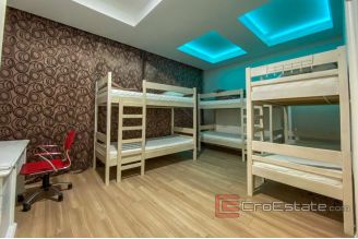 10 2027 02 Split business for rent