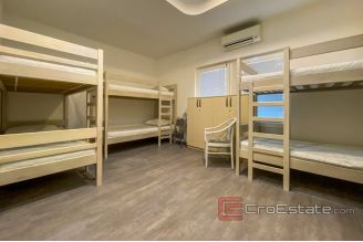 10 2027 02 Split business for rent