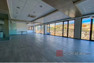 05 2027 06 Split area business for rent