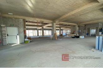 05 2027 06 Split area business for rent