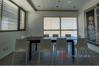 05 2027 06 Split area business for rent
