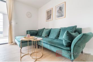 12 2025 33 Split apartment for rent