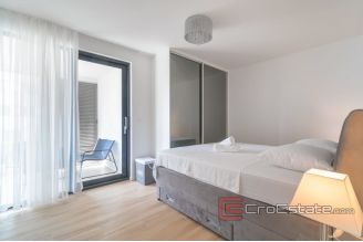 12 2025 33 Split apartment for rent