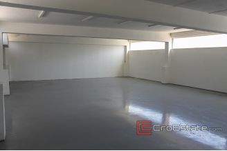 08 2016 348 Split business hall for sale