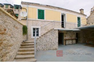 009 2016 372 split family house with yard for rent
